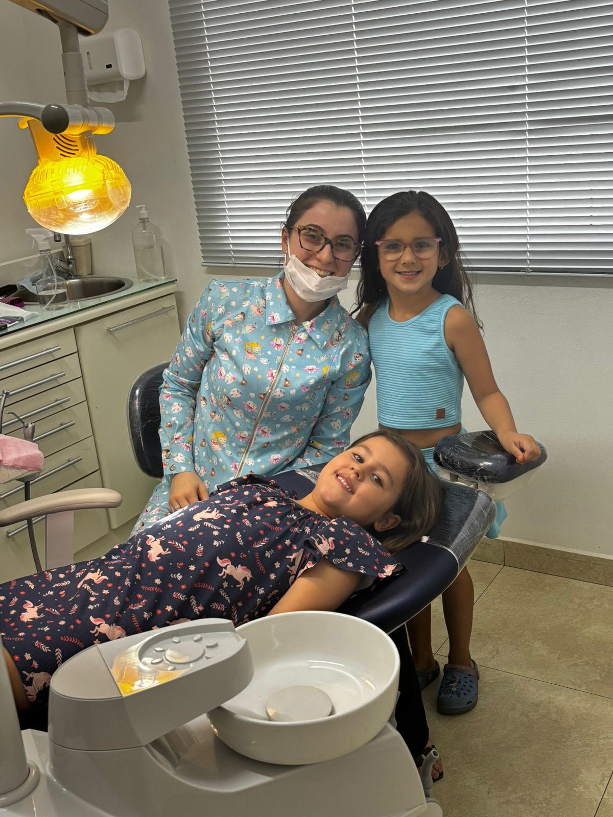 Crianças felizes no consultório da Dra. Beatriz Pileggi, odontopediatria em Limeira-SP